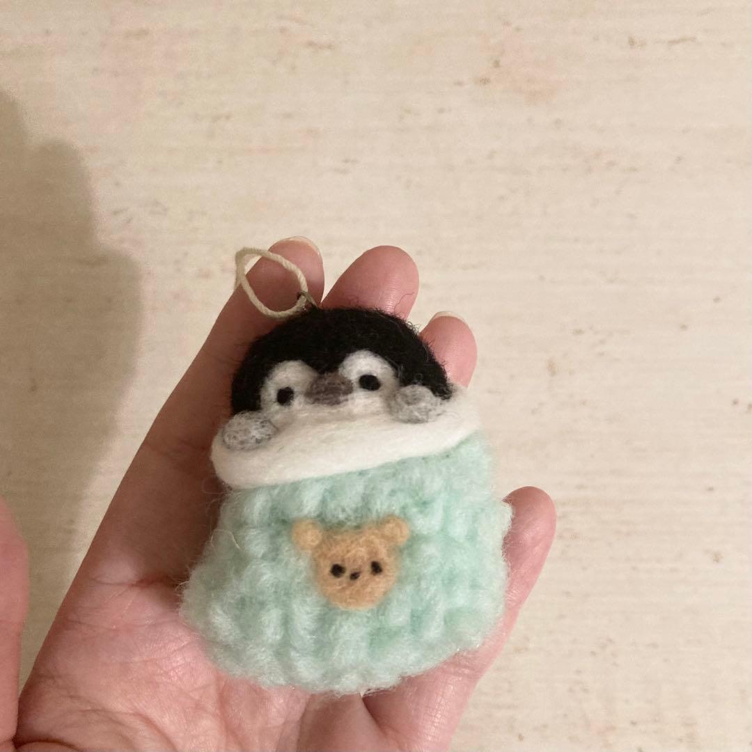 もこもこくつ下に入ったペンギンさんのクリスマスオーナメント