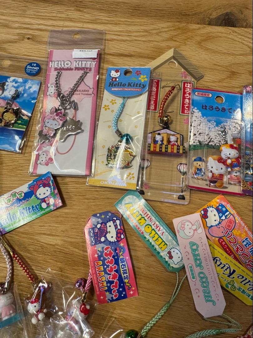 ヒ*マ様 ハローキティ　根付け　ストラップ　地域限定品　３3＋3個　おまけ多数