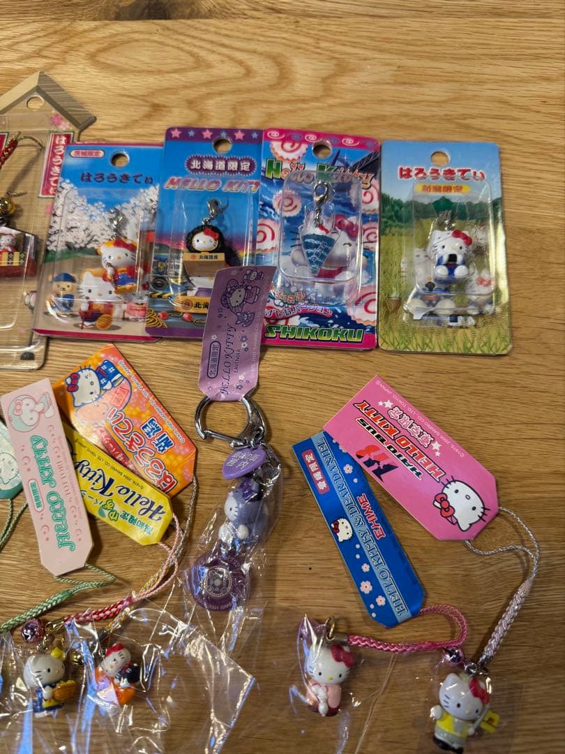 ヒ*マ様 ハローキティ　根付け　ストラップ　地域限定品　３3＋3個　おまけ多数
