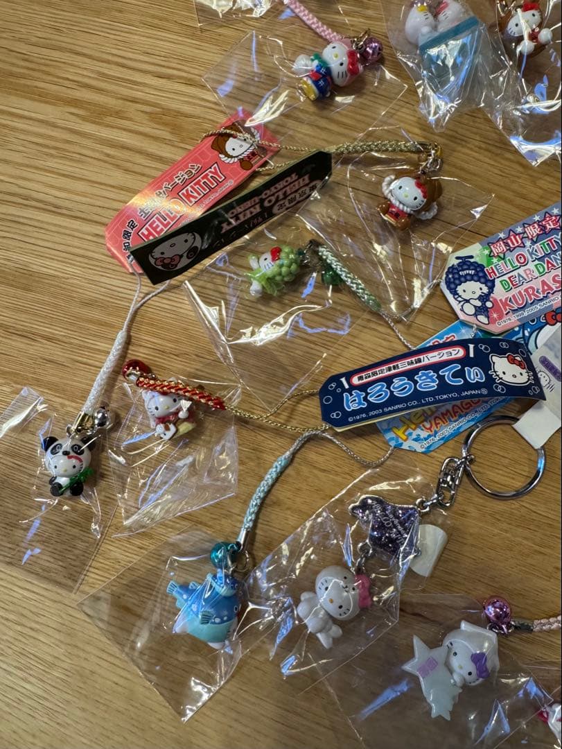 ヒ*マ様 ハローキティ　根付け　ストラップ　地域限定品　３3＋3個　おまけ多数