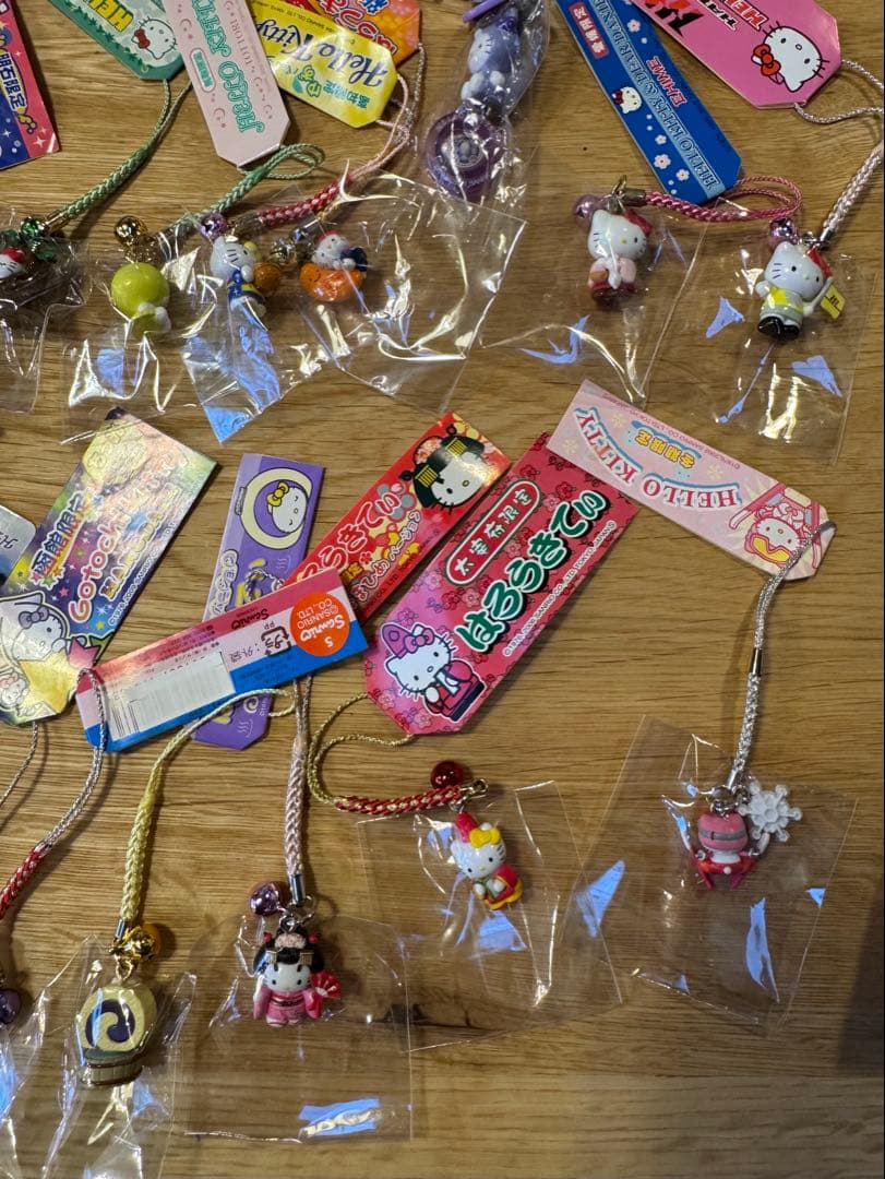 ヒ*マ様 ハローキティ　根付け　ストラップ　地域限定品　３3＋3個　おまけ多数