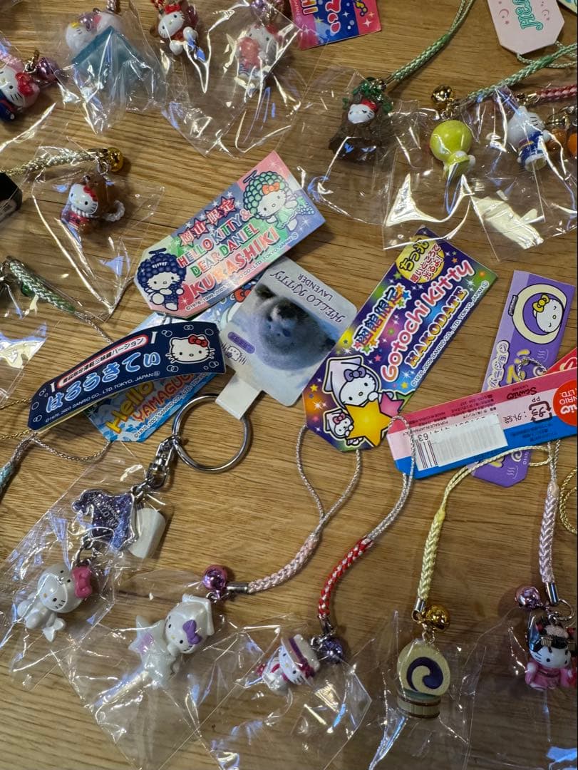 ヒ*マ様 ハローキティ　根付け　ストラップ　地域限定品　３3＋3個　おまけ多数