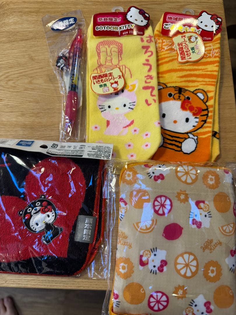 ヒ*マ様 ハローキティ　根付け　ストラップ　地域限定品　３3＋3個　おまけ多数