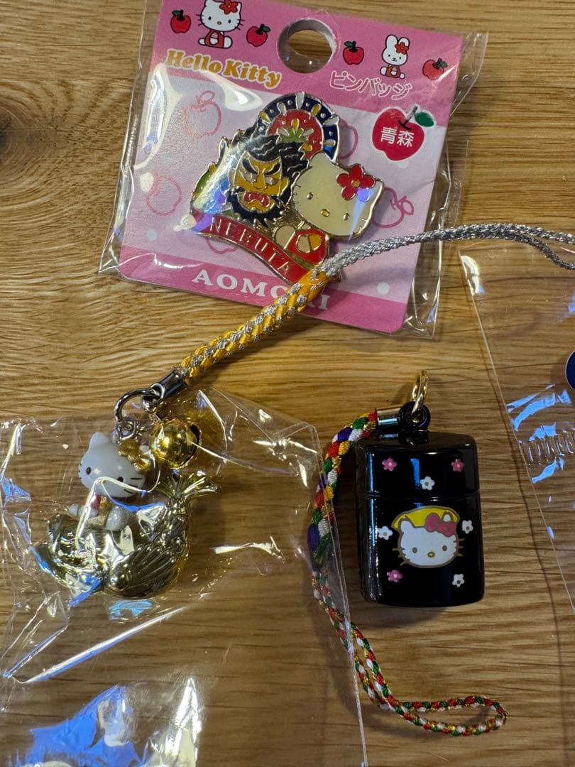 ヒ*マ様 ハローキティ　根付け　ストラップ　地域限定品　３3＋3個　おまけ多数