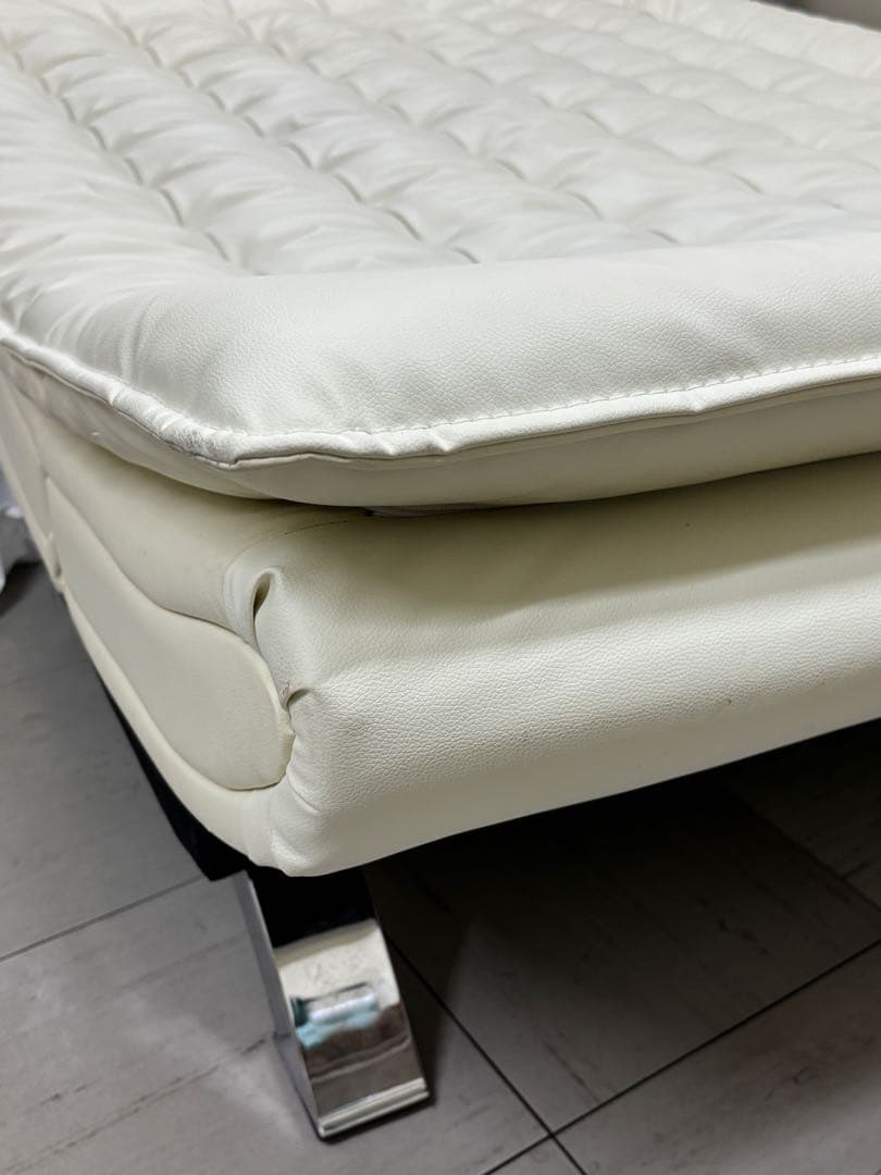 【見学可】革ホワイト クッション付きソファベッド　新宿