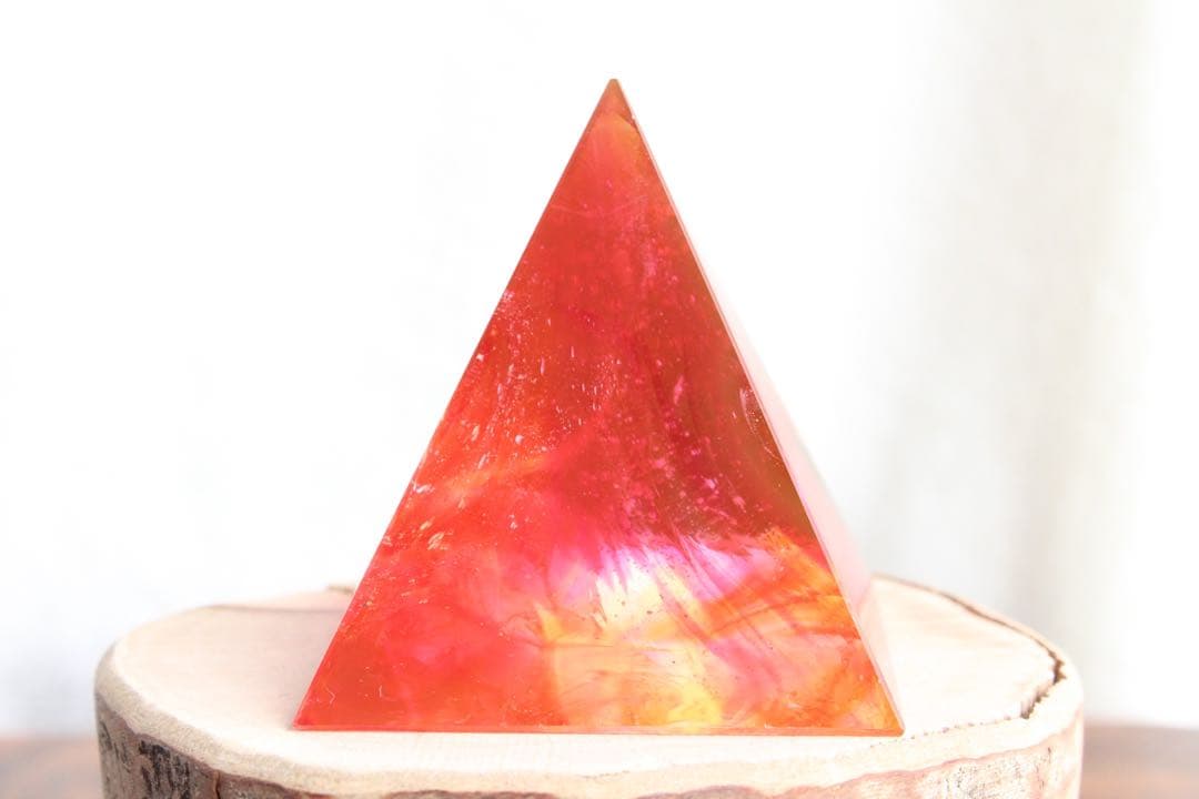 シエラネバダ産アンダラクリスタル　大きめピラミッド　マルチカラー　レッド系