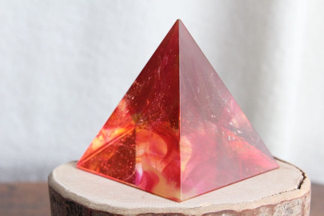 シエラネバダ産アンダラクリスタル　大きめピラミッド　マルチカラー　レッド系