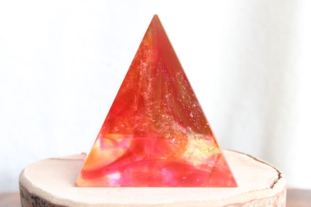 シエラネバダ産アンダラクリスタル　大きめピラミッド　マルチカラー　レッド系