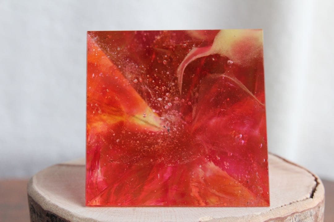 シエラネバダ産アンダラクリスタル　大きめピラミッド　マルチカラー　レッド系