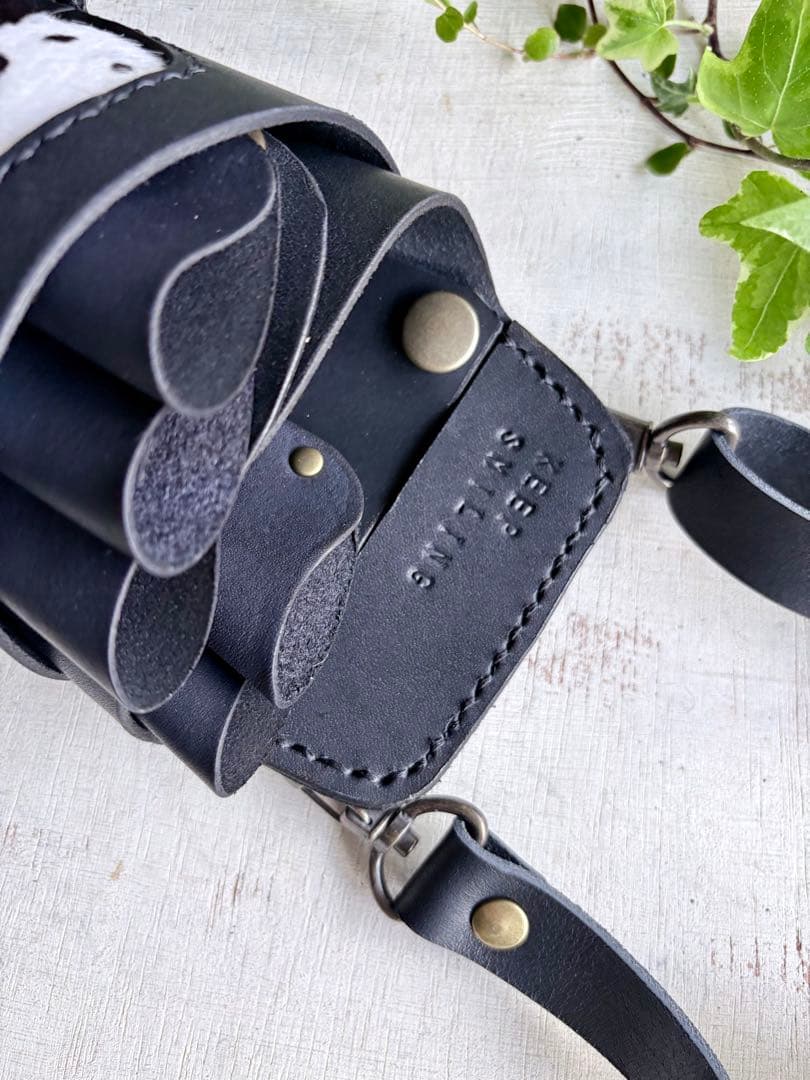 ヌメ革ブラック、ハラコカウのシザーケース - メルカリ