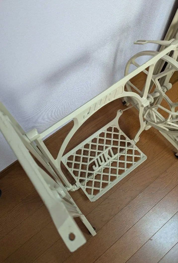 ナチュラル♪JUKI ミシン台　ホワイト　インテリア　アンティーク　脚　白