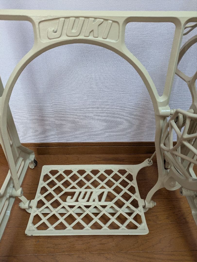 ナチュラル♪JUKI ミシン台　ホワイト　インテリア　アンティーク　脚　白
