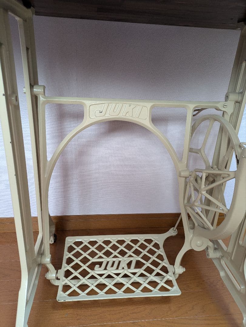 ナチュラル♪JUKI ミシン台　ホワイト　インテリア　アンティーク　脚　白