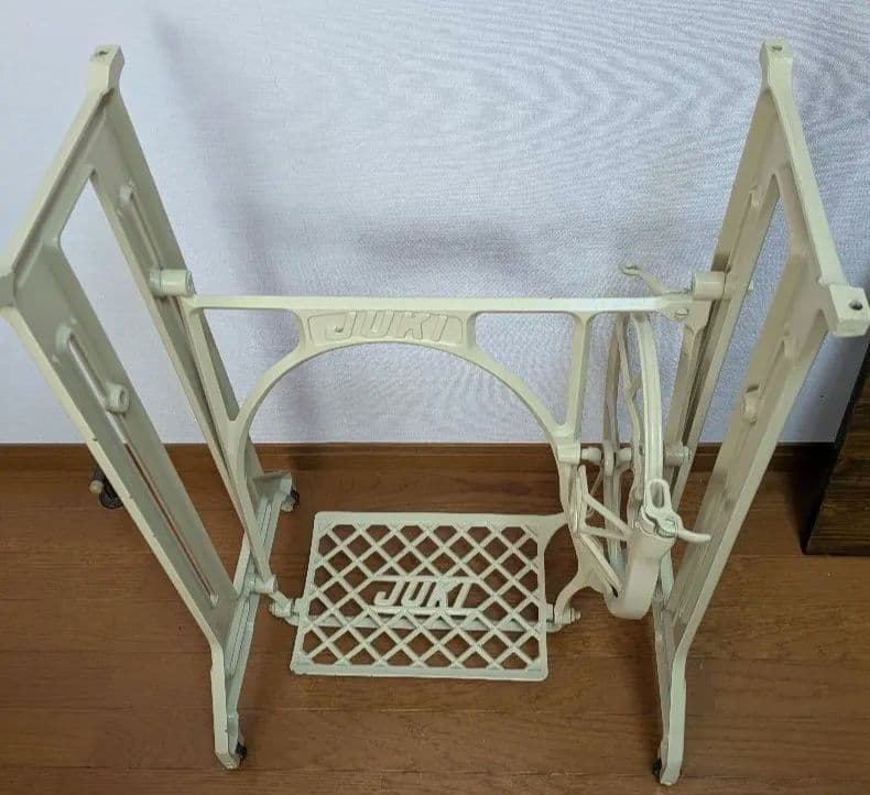 ナチュラル♪JUKI ミシン台　ホワイト　インテリア　アンティーク　脚　白