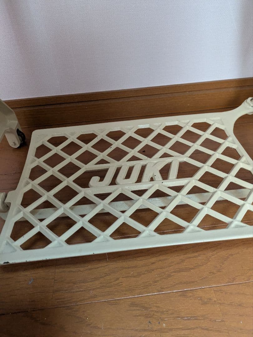 ナチュラル♪JUKI ミシン台　ホワイト　インテリア　アンティーク　脚　白