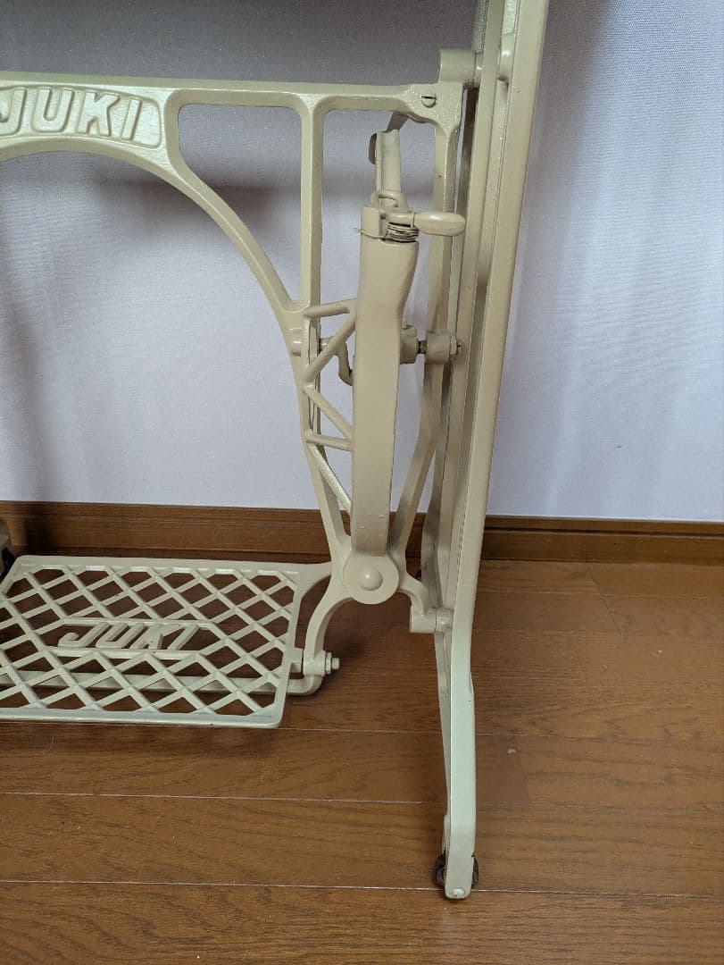 ナチュラル♪JUKI ミシン台　ホワイト　インテリア　アンティーク　脚　白