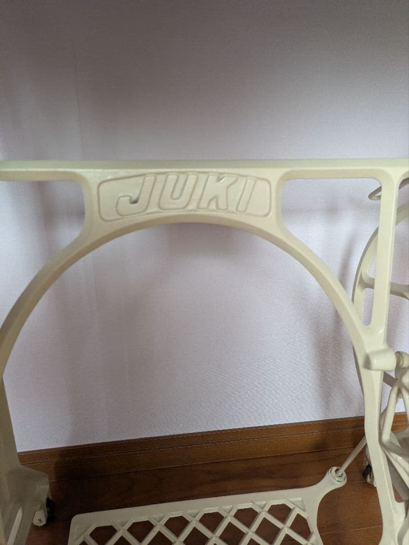 ナチュラル♪JUKI ミシン台　ホワイト　インテリア　アンティーク　脚　白