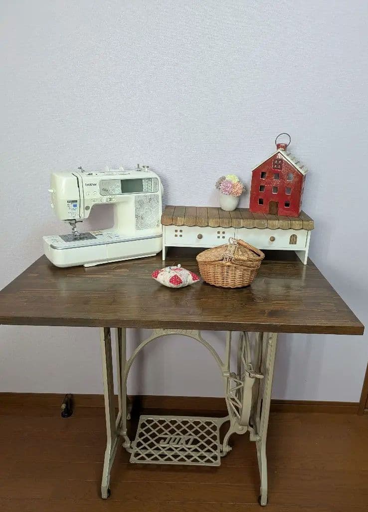 ナチュラル♪JUKI ミシン台　ホワイト　インテリア　アンティーク　脚　白