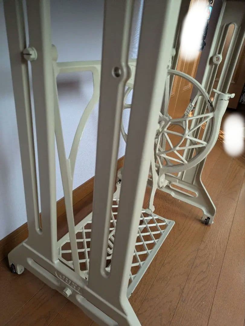 ナチュラル♪JUKI ミシン台　ホワイト　インテリア　アンティーク　脚　白