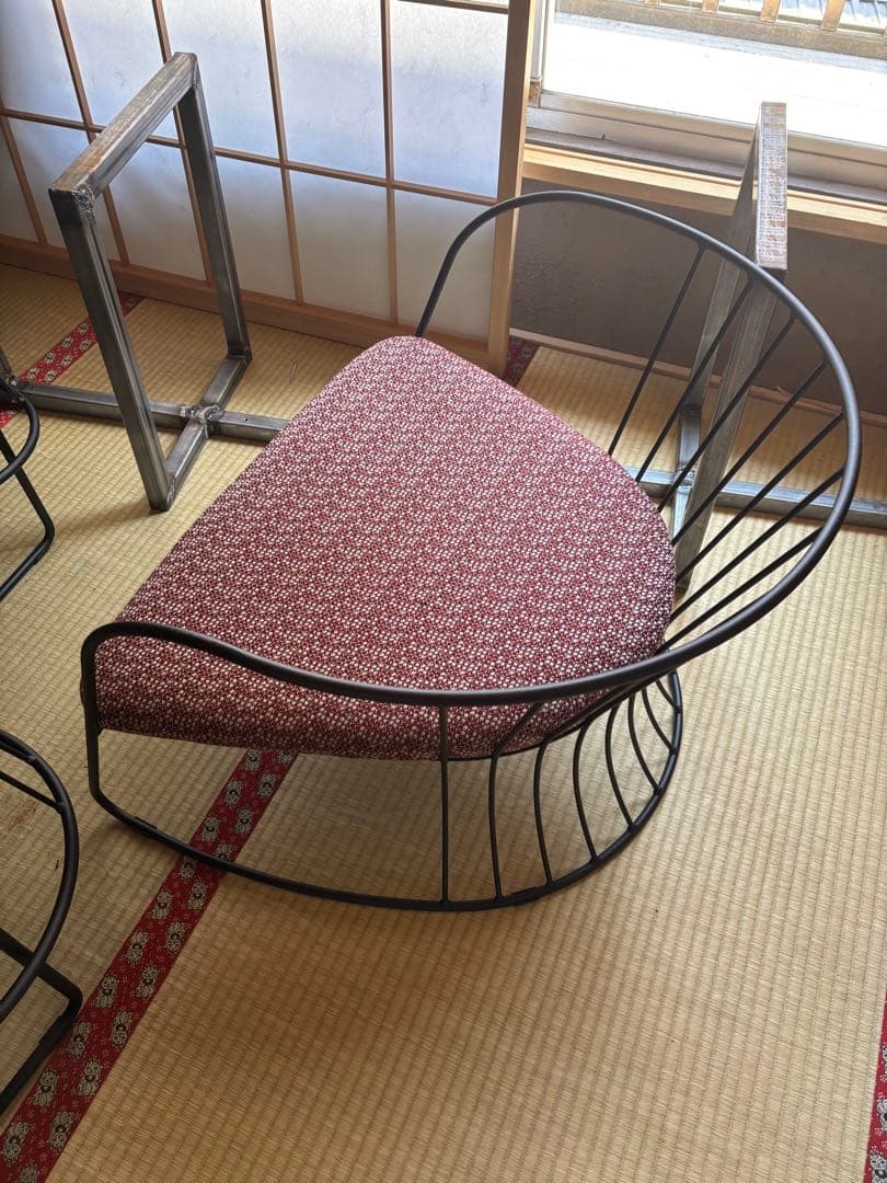 モダンデザインの赤いクッション椅子