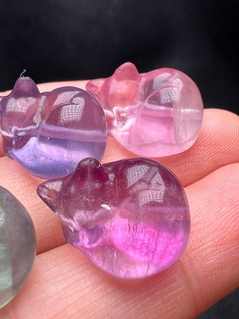 0801101  天然フローライト猫ちゃん５個セット、貫通穴　残り僅か