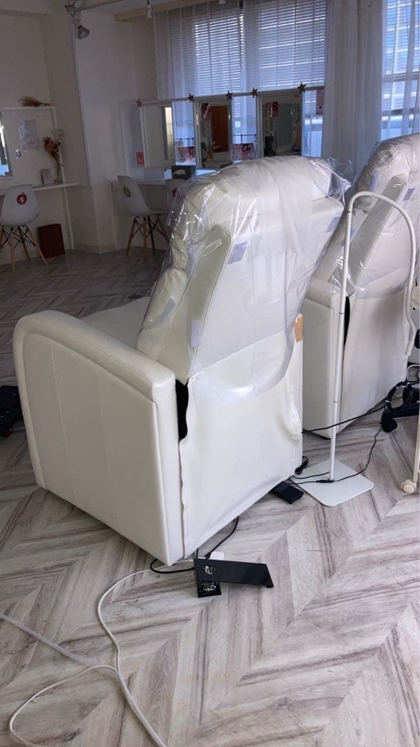 ホワイト電動リクライニングソファ