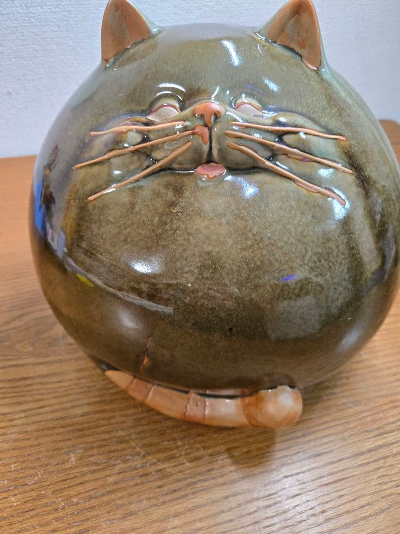 かわいい丸い猫の形 陶器置物 グリーン系