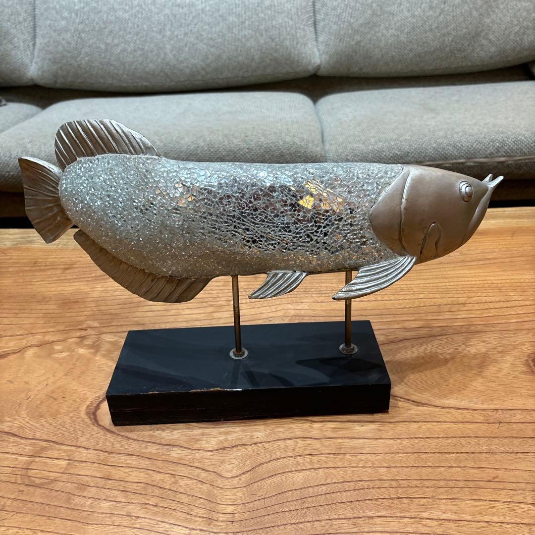 金運を呼び込む　銀色ピカピカのアロアナ