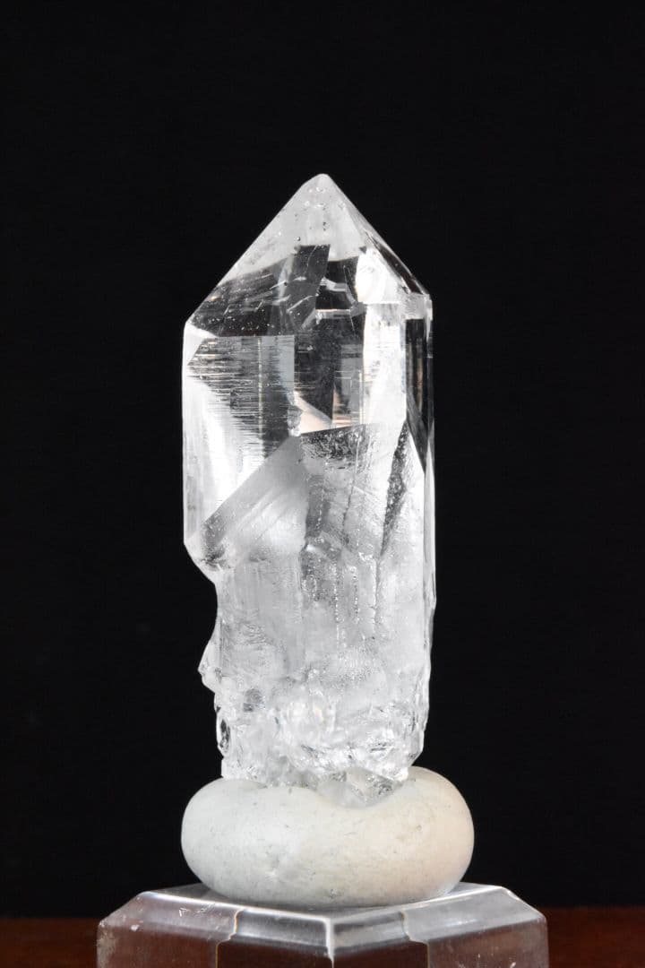 インド マニハール産 アナテース付き剥離痕の美しいクリアポイント