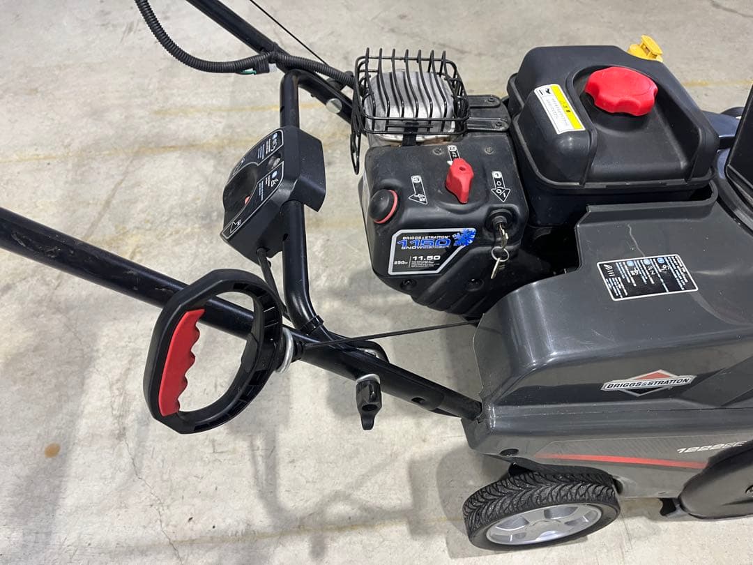 ブリッグス＆ストラットン 1222EE 小型除雪機　ガソリン7.5馬力