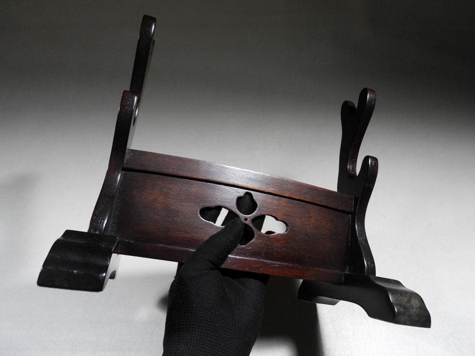 ②小さい刀掛け 短刀用 二刀掛け 小振 透かし紋 総無垢 省スペース