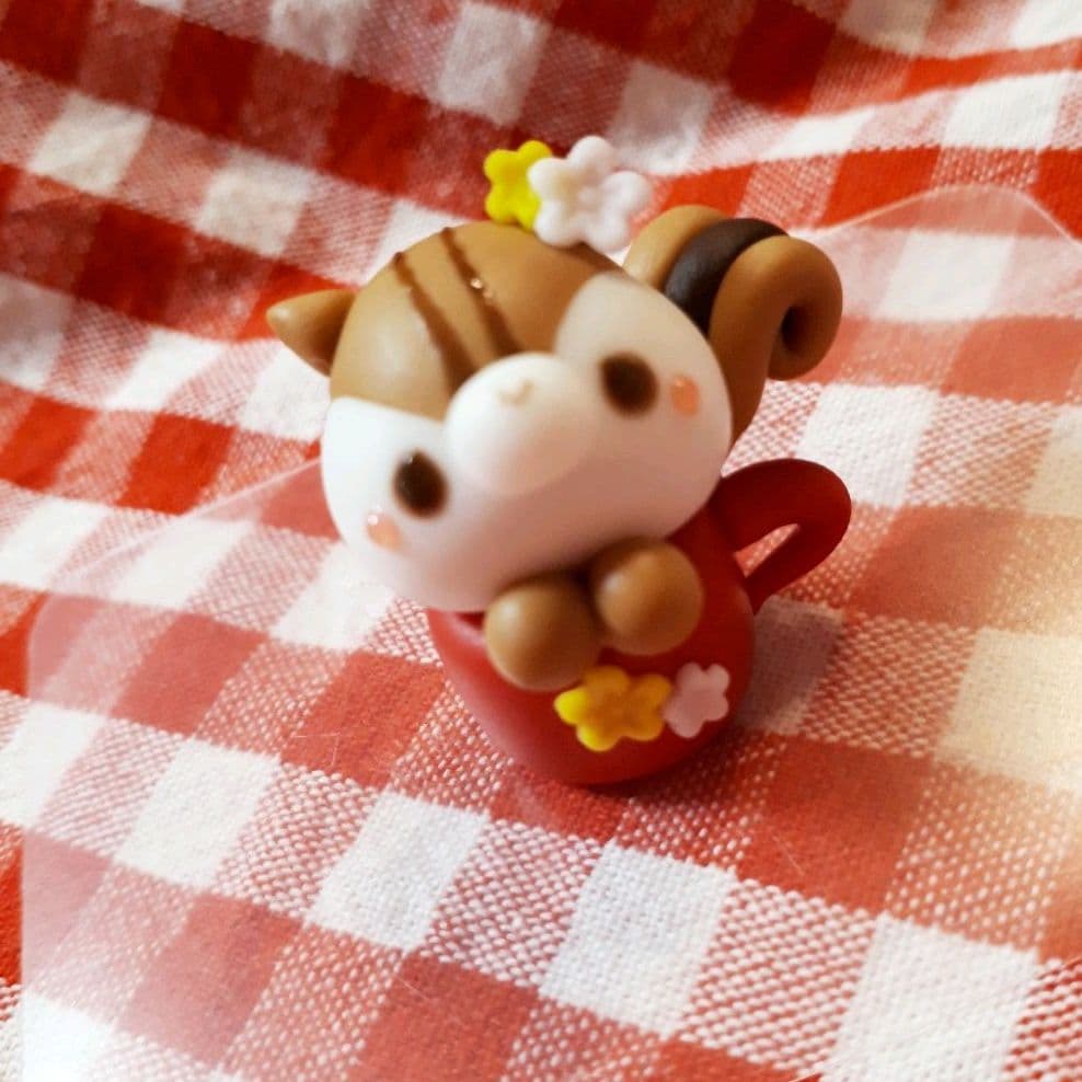 カップ(赤)からリスさん♡