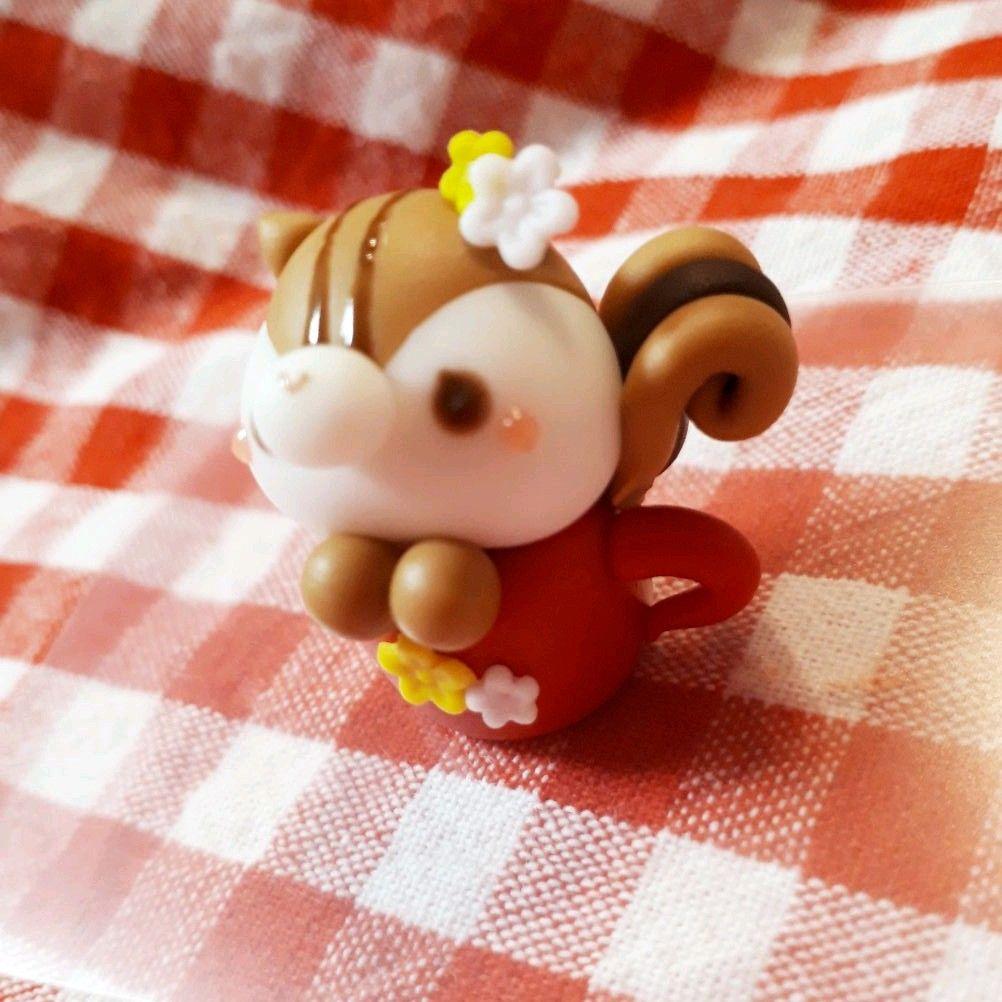 カップ(赤)からリスさん♡