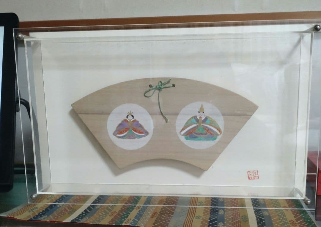 雛人形 手書き 扇形木製飾り アクリルケース入り