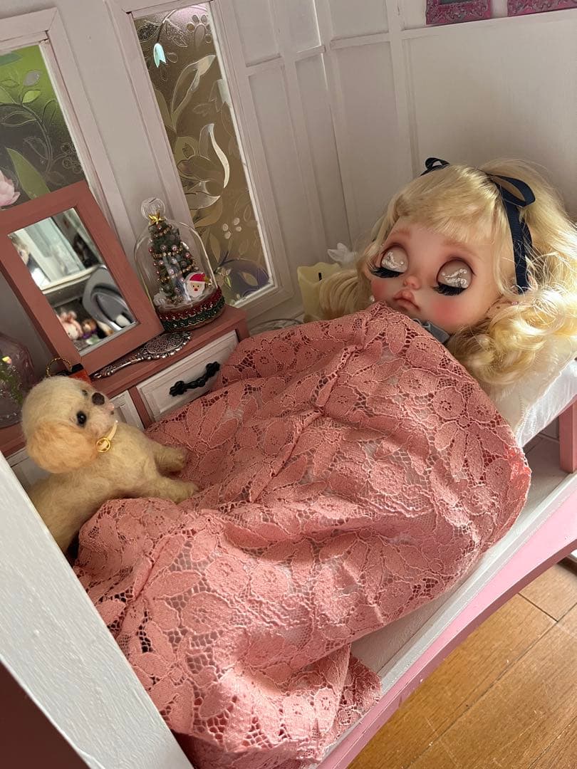 木製　ドールハウス　友達も呼べちゃう　背景にも　ゆずり　ベッド付き