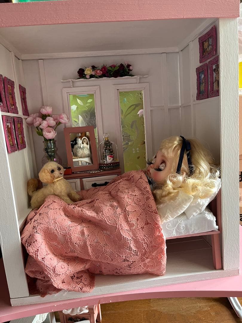 木製　ドールハウス　友達も呼べちゃう　背景にも　ゆずり　ベッド付き