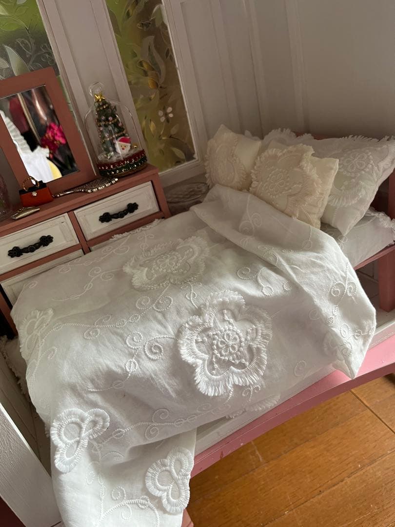 木製　ドールハウス　友達も呼べちゃう　背景にも　ゆずり　ベッド付き