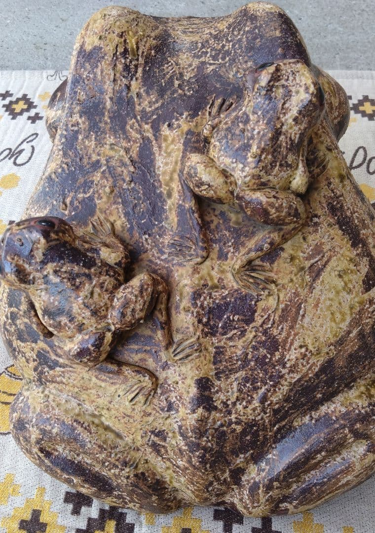 [A☆品]　信楽焼 カエル 蛙 親子 背中二匹 陶器 大型 置物　縁起物