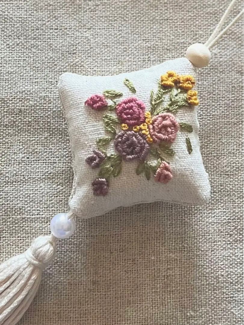 No.2304-49 タッセルスクエアサシェ 香り袋 くすみピンクのローズブーケ