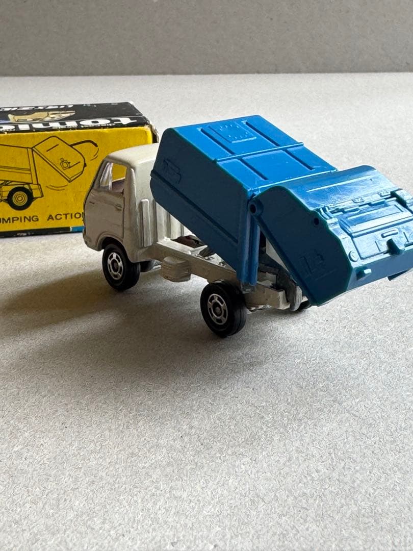tomica no.36 いすゞ エルフ 清掃車 日本製 黒箱 レアモノ昭和期