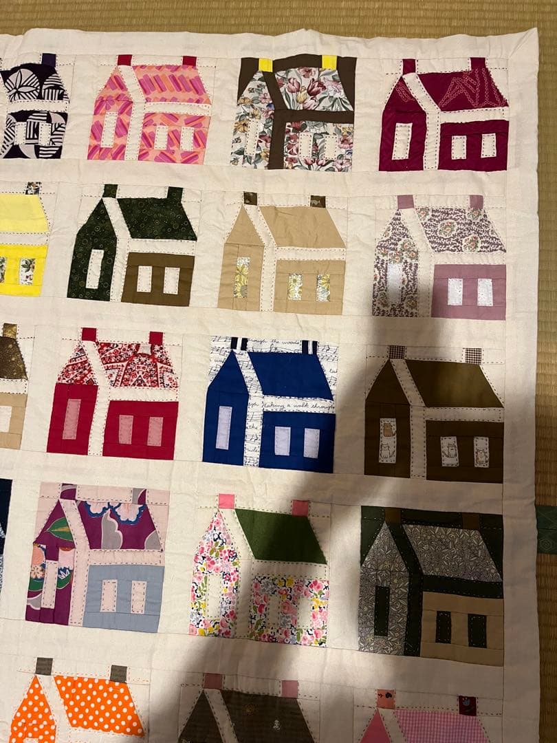 値下げ！手縫いパッチワーク　ハウス柄 ベッドカバー大サイズ200×113㎝