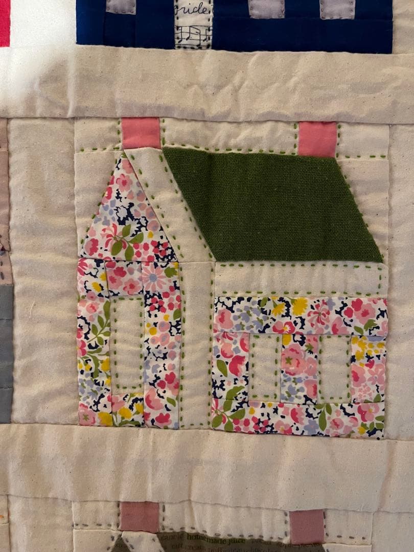 値下げ！手縫いパッチワーク　ハウス柄 ベッドカバー大サイズ200×113㎝