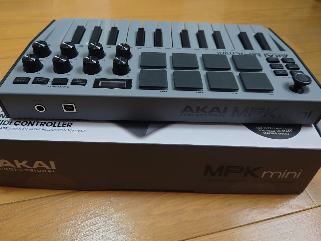 AKAI MPKmini MIDIコントローラー