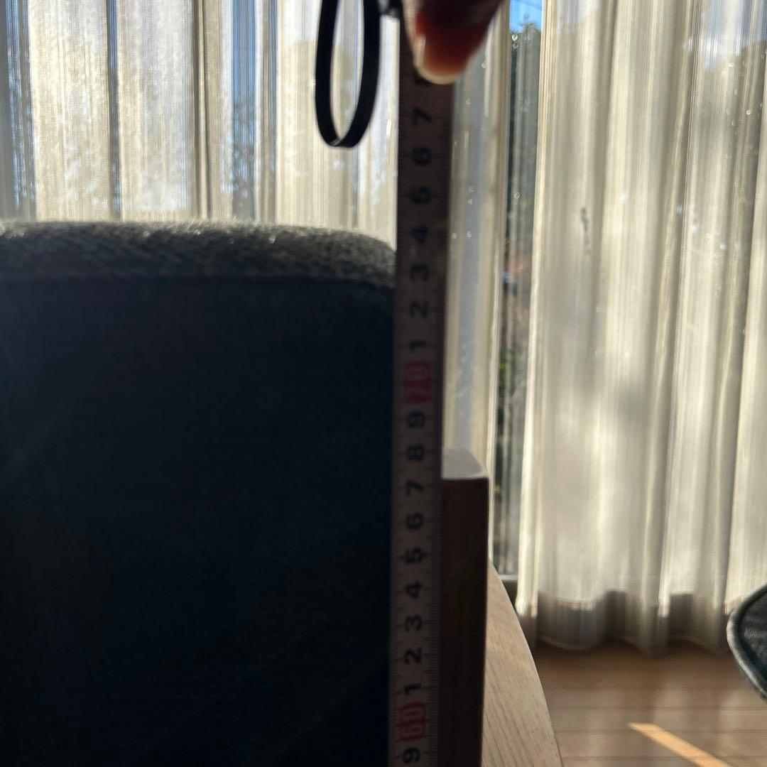 大人気カリモク家具　肘掛けにカップも置ける　グレー ファブリック アームチェア