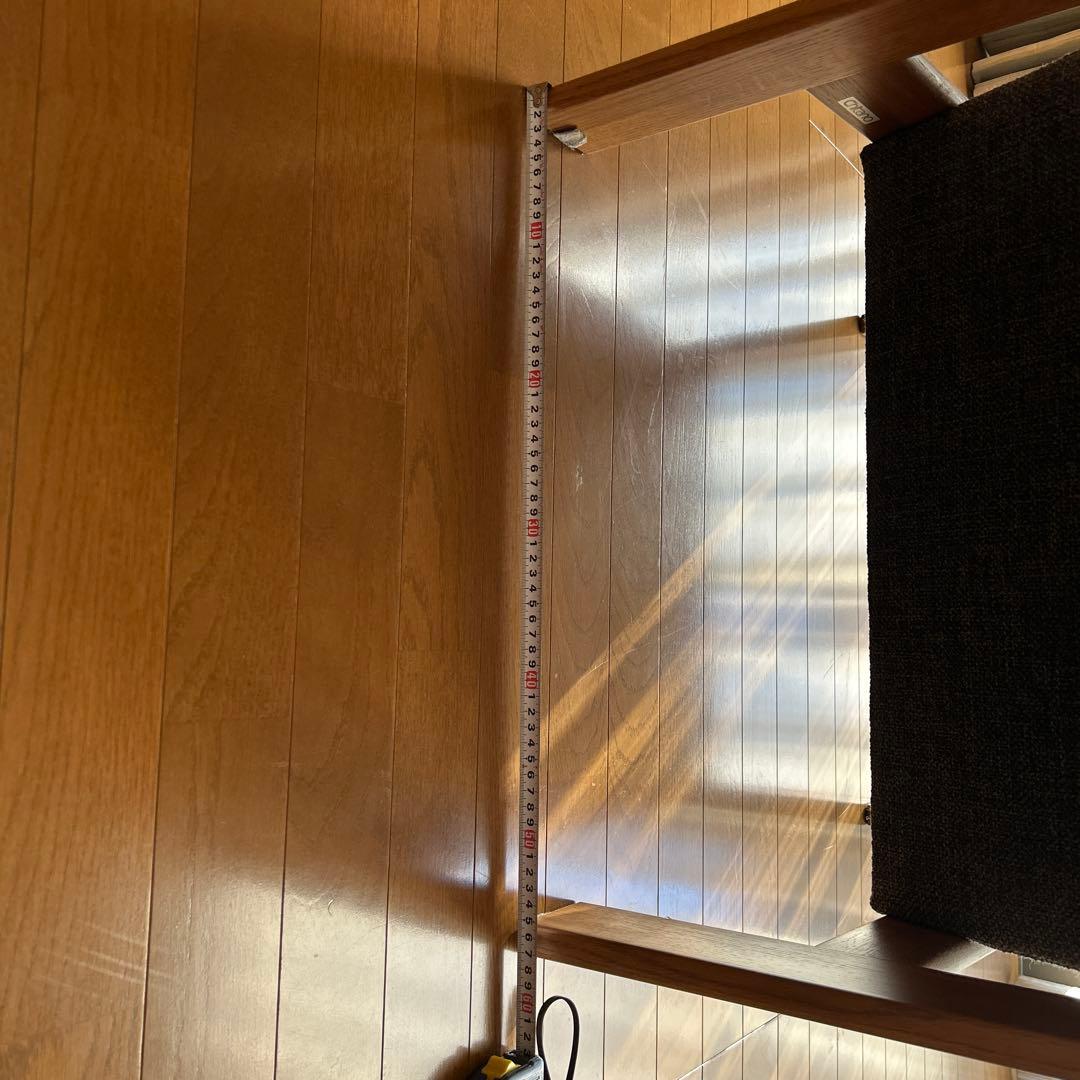 大人気カリモク家具　肘掛けにカップも置ける　グレー ファブリック アームチェア