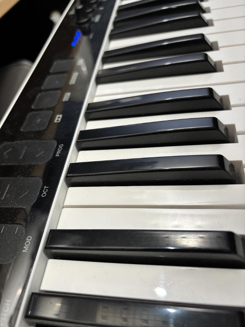 IK Multimedia iRig Keys I/O 49 本体、ケーブル