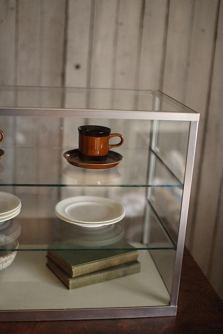 古いアルミフレームの卓上全面ガラスケース　収納棚　キッチン収納　古家具　古道具