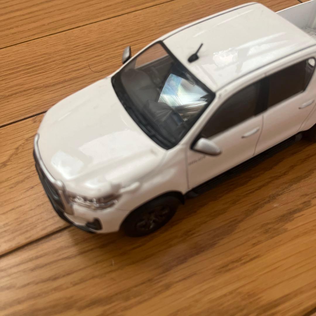 トヨタハイラックス カラーサンプル 30分の1スケール スーパーホワイト