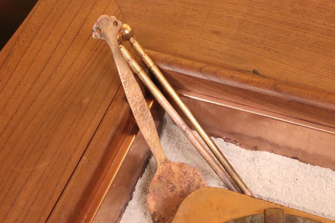 BE419　時代家具　関西火鉢　３尺　天板厚５㎝　純銅製 酒燗器 火箸 灰ならし