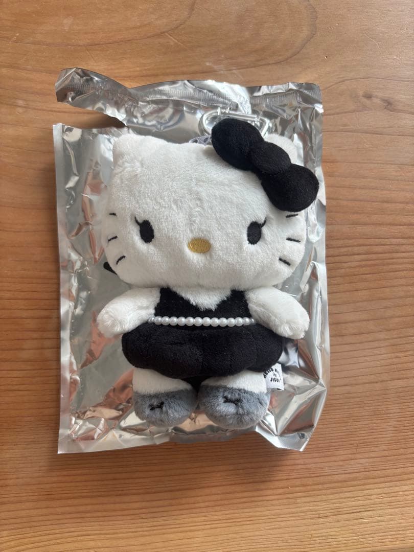 BLACKPINK ジス ハローキティぬいぐるみ キーホルダー ブラック - メルカリ